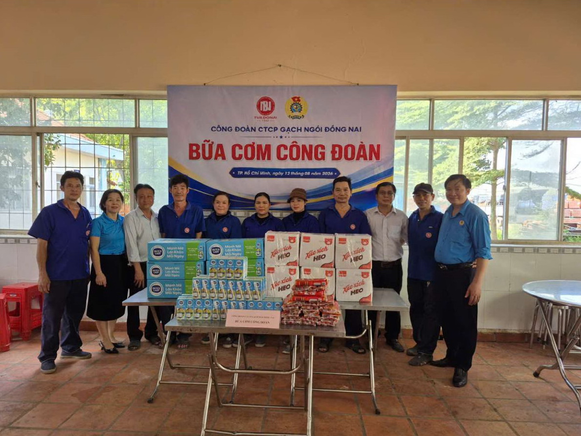 HINH-ANH-TO-CHUC-BUA-COM-CONG-DOAN_Page1.jpg